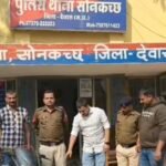 सोनकच्छ पुलिस ने चुराई गई ₹90,000 की बजाज पल्सर बाइक के साथ एक आरोपी को पकड़ा।  खत्री टेंट हाउस जैन मंदिर के सामने से चोरी हुई बाइक बरामद, आरोपी आकाश शेखावत गिरफ्तार।