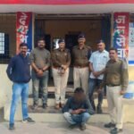 ratlam अवैध मादक पदार्थ की तस्करी के फरार आरोपी के विरुद्ध थाना नामली पुलिस की कार्यवाही जारी.      मुख्य आरोपी बिरदाराम विश्नोई को राजस्थान से पकडने मे मिली सफलता। मनोहर मालवीय 