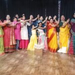 युद्ध, संघर्ष, आतंकवाद, पर्यावरणीय संकट और सामाजिक विभाजन के बढ़ते प्रभाव से पूरी दुनिया आहत है। ऐसे समय में आध्यात्मिकता, भक्ति और सामूहिक प्रार्थना के माध्यम से सकारात्मक ऊर्जा का संचार करना अत्यंत महत्वपूर्ण