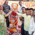 सोनकच्छ.सेन समाज ने ओम साइ गार्डन में आराध्य मां नारायणी देवी की जन्म जयंती हर्ष उल्लास के साथ स्थानी गार्डन में आरती प्रसादी वितरित कर मनाई गई. शेख इक़बाल