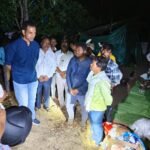 बैतूल.कलेक्टर डॉ सोनवणे पहुंचे बर्राढाना, प्रभावित ग्रामीणों से किया आत्मीय संवाद.   हर संभव मदद उपलब्ध कराने के लिए किया आश्वस्त.   अकरम खान कपिल की रिपोर्ट।