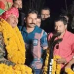 किस्मत न्यूज़ सोनकच्छ.17 वर्ष की देश सेवा के बाद गृह ग्राम पहुंचे नायक अशोक सिंह परिहार, शौर्य सैनिक संगठन ने साफा पहनाकर किया सम्मान। शेख इक़बाल की रिपोर्ट