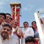 महिदपुर रोड.सुविधि नाथ भगवान के मुख्य शिखर पर नवीन ध्वजा चढ़ाकर गादिया परिवार ने लिया धर्म लाभ       ओम पुण्यांहमओम प्रियंहताम के स्वरों गुंजायमान हुआ मंदिर परिसर. मनोहर मालवीय।
