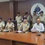 किस्मत न्यूज़ रतलाम थाना स्टेशन रोड पुलिस की बड़ी सफलता — 40 लाख रुपये की लूट का 24 घंटे के भीतर खुलासा, साजिशकर्ता कर्मचारी गिरफ्तार, पूरी राशि बरामद.       *ब्लिंकिट डिलीवरी बॉय की वेशभूषा पहनकर वारदात को दिया था अंजाम, व्हाट्सएप के “ओके” कोड मैसेज से हुई थी लूट की प्लानिंग*मनोहर मालवीय 